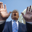 Lek, który polecał Trump, szkodzi chorym na COVID-19?
