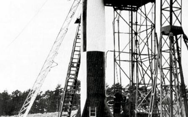 Niemiecka rakieta A-4 na rampie startowej w Peenemünde, 1943 r.