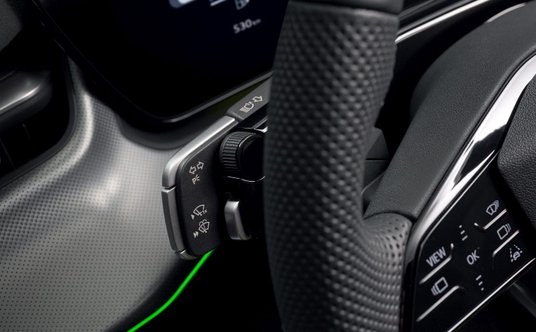 W nowym Audi Q3 kierunkowskazy obsługuje się teraz suwakiem, wycieraczki przyciskami