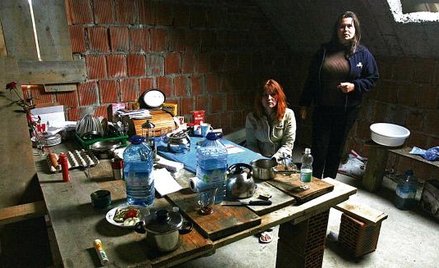 Grażyna Orszuł (z lewej) ze Słupca mieszka w niedokończonym domu. Woda zniszczyła jej materiały budo