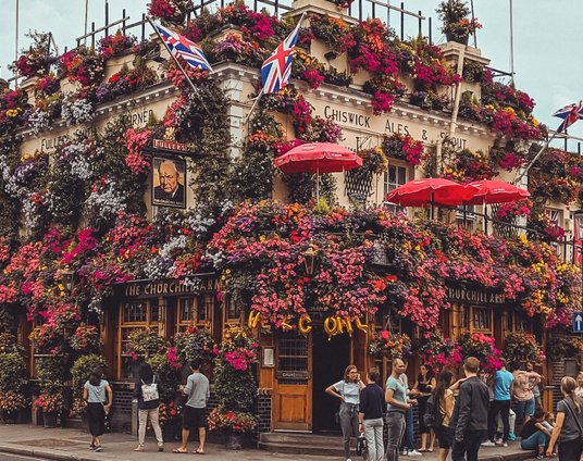 The Churchill Arms to jeden z najbardziej znanych pubów w Londynie. Historia lokalu sięga początków 