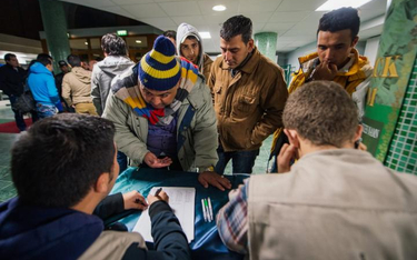 Rejestracja imigrantów prowadzona przez muzułmańską organizację charytatywną w głównym meczecie w Sz