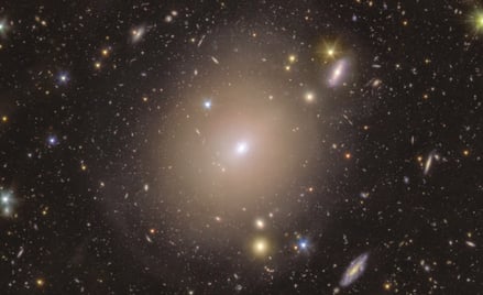 Pierścień Einsteina wokół galaktyki NGC 6505. Zdjęcie wykonane przez teleskop Euclid