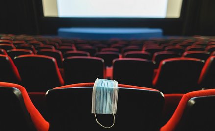 Limit osób na imprezach i w kinie: Martwe prawo nikogo nie chroni