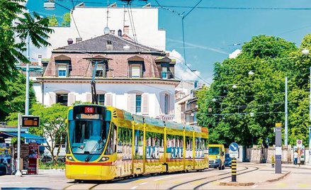 Tramwaj Stadlera na ulicach Bazylei.