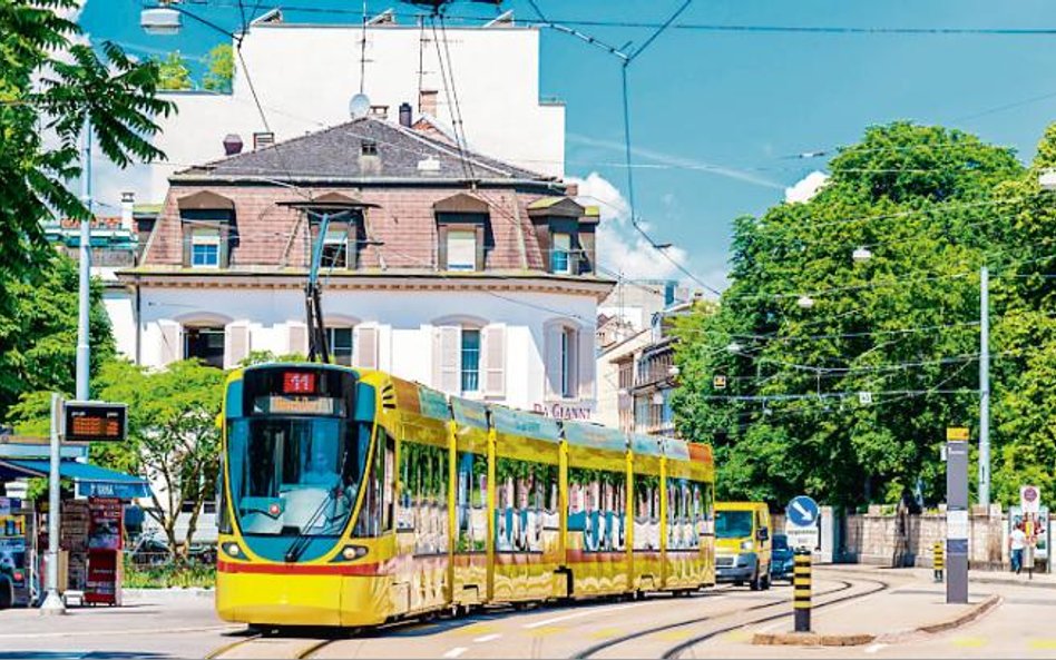 Tramwaj Stadlera na ulicach Bazylei.