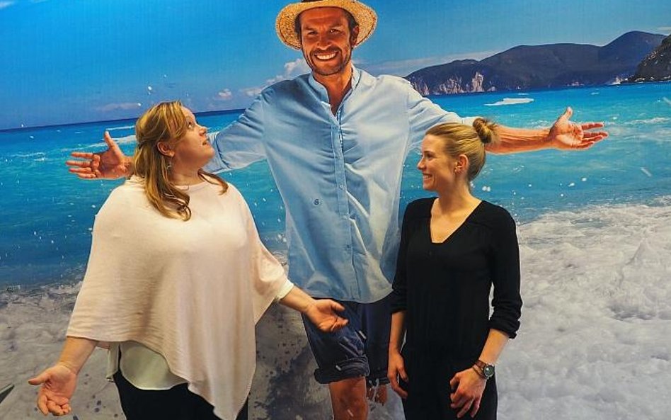 Mężczyzna w kapeluszu stał się symbolem biura podróży Grecos Holiday. Towaryszą mu Bogna Jaśkowiak i