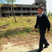 To sypiąca się ruina, nie szpital – mówi Adam Jackulak i pokazuje, gdzie przed laty rosły jego jabło