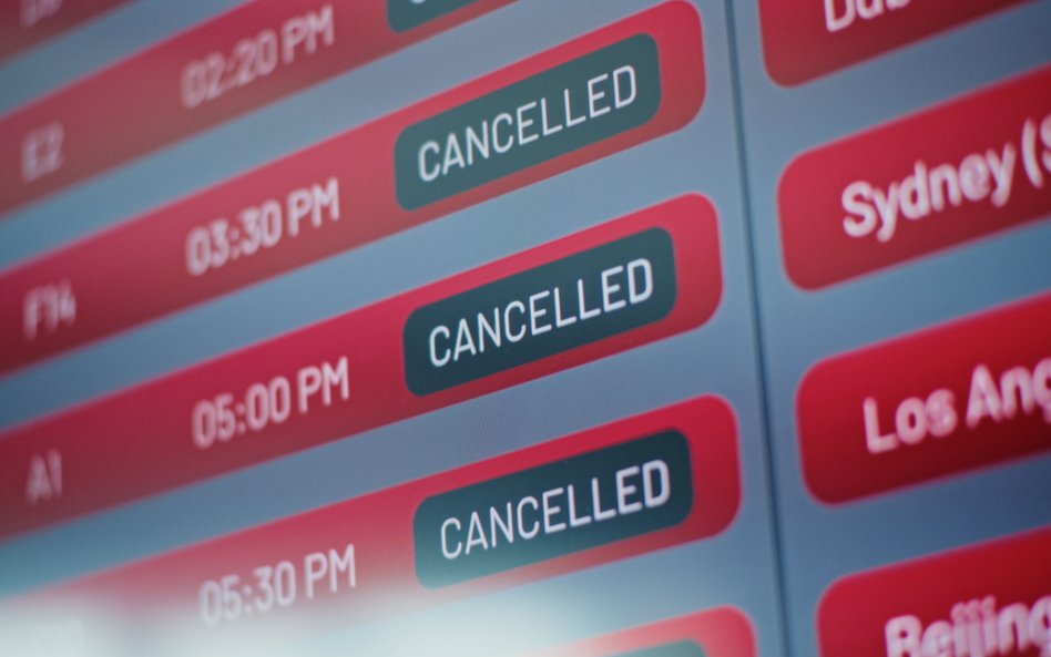 Odwołany lot. TSUE: linie lotnicze muszą zwracać pasażerom opłaty dla pośredników