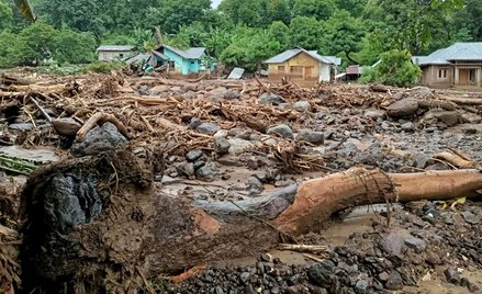 Powodzie i osuwiska w Indonezji. Zginęło kilkadziesiąt osób