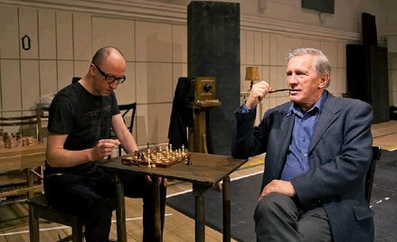 Cezary Kosiński (Mrożek) i Jan Englert (Gombrowicz) w trakcie próby „Dowodu na istnienie drugiego"; 