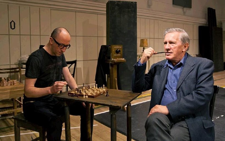 Cezary Kosiński (Mrożek) i Jan Englert (Gombrowicz) w trakcie próby „Dowodu na istnienie drugiego"; 