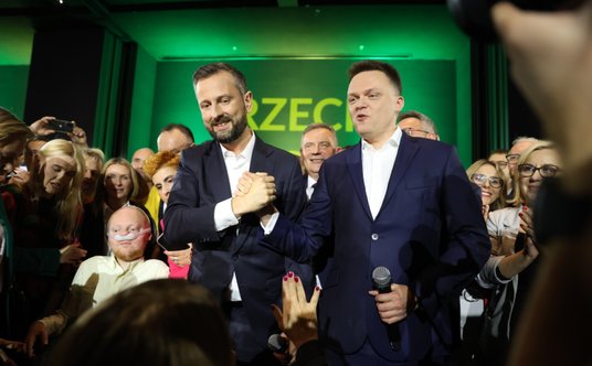 Liderzy Trzeciej Drogi Szymon Hołownia i Władysław Kosiniak-Kamysz w sztabie wyborczym Trzeciej Drog