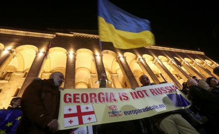 Zwolennicy opozycji w czasie protestu przed gruzińskim parlamentem