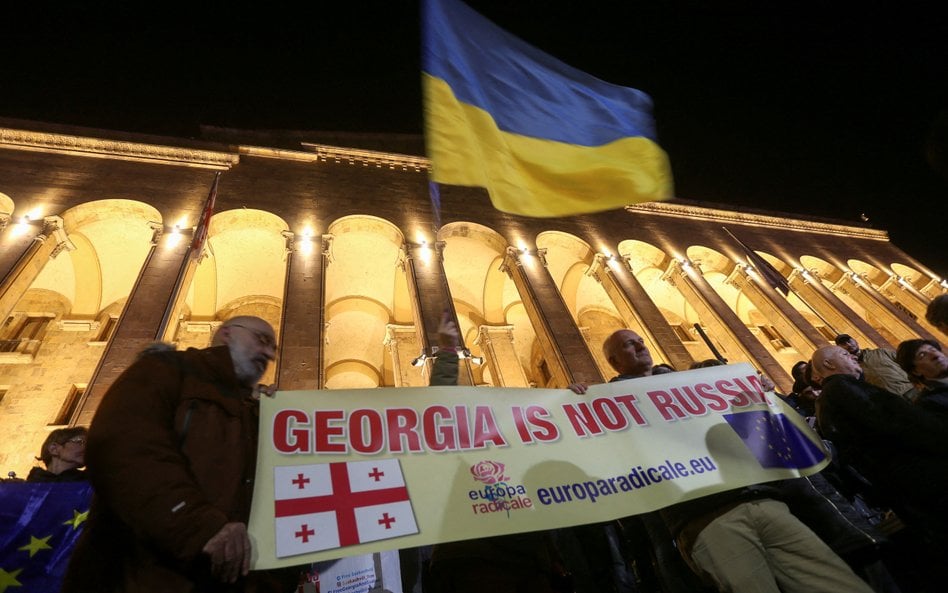 Zwolennicy opozycji w czasie protestu przed gruzińskim parlamentem