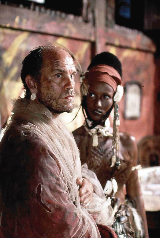 Film „Jądro ciemności” (1993 r.) w reż. Nicolasa Roega doskonale oddaje klimat pierwowzoru literacki