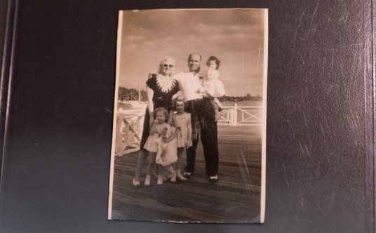 Al Capone z żoną w wnuczkami