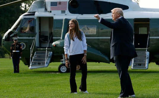 Kai Trump i Donald Trump przed wejściem na pokład prezydenckiego śmigłowca.