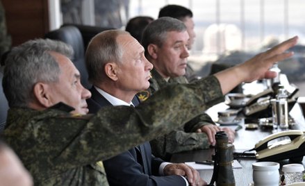 Siergiej Szojgu i Władimir Putin w czasie ćwiczeń Wostok-2018