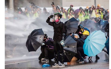 Demokratyczne protesty w Hongkongu. Policja użyła armatek wodnych do stłumienia zamieszek