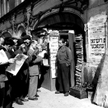 Kiosk z prasą żydowską we Wrocławiu przy ulicy Włodkowica obok synagogi Pod Białym Bocianem, 1947 r.