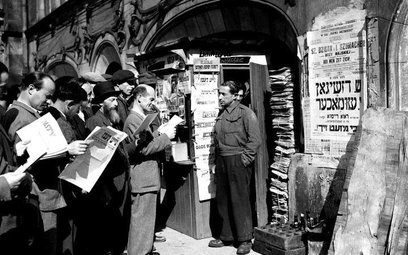 Kiosk z prasą żydowską we Wrocławiu przy ulicy Włodkowica obok synagogi Pod Białym Bocianem, 1947 r.