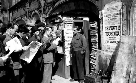 Kiosk z prasą żydowską we Wrocławiu przy ulicy Włodkowica obok synagogi Pod Białym Bocianem, 1947 r.