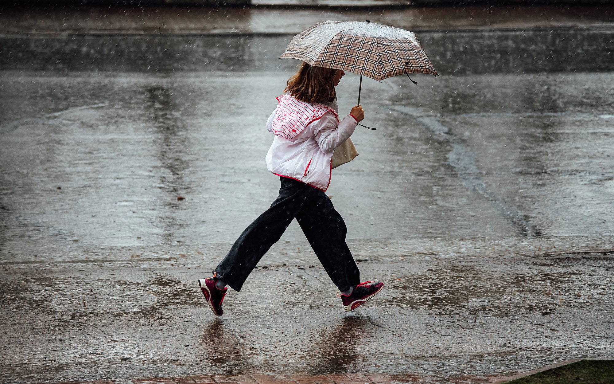 Nadchodzą ulewy i duże ochłodzenie. Pojawi się śnieg. Kiedy poprawa pogody?