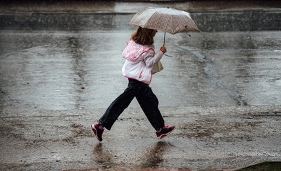 Inwestycje miast mają skuteczniej zatrzymywać i pomagać w wykorzystaniu wody opadowej, ograniczając 