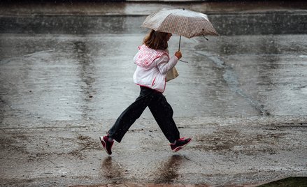 Inwestycje miast mają skuteczniej zatrzymywać i pomagać w wykorzystaniu wody opadowej, ograniczając 