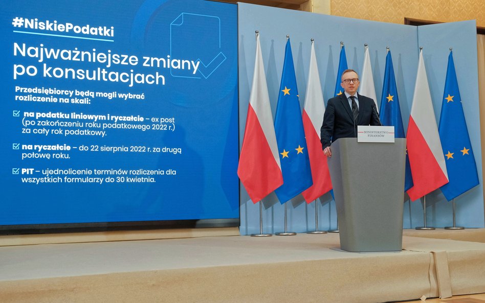 Sekretarz stanu w Ministerstwie Finansów Artur Soboń podczas konferencji prasowej