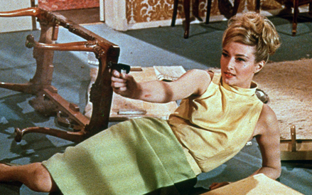 Daniela Bianchi jako Tatiana Romanowa Bond poznaje Tatianę w łóżku, odzianą jedynie w czarną aksamit