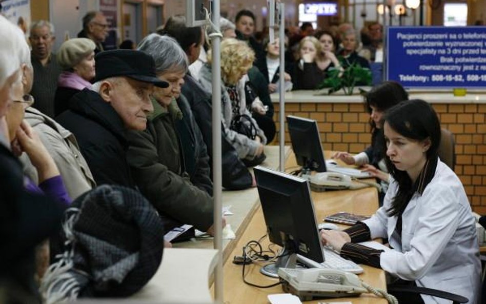 Zapisywanie się pacjentów do kilku kolejek to jednak niejedyna przyczyna niekończącego się ogonka