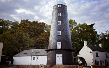 Stary wiatrak w Louth w Lincolnshire wystawiony na sprzedaż