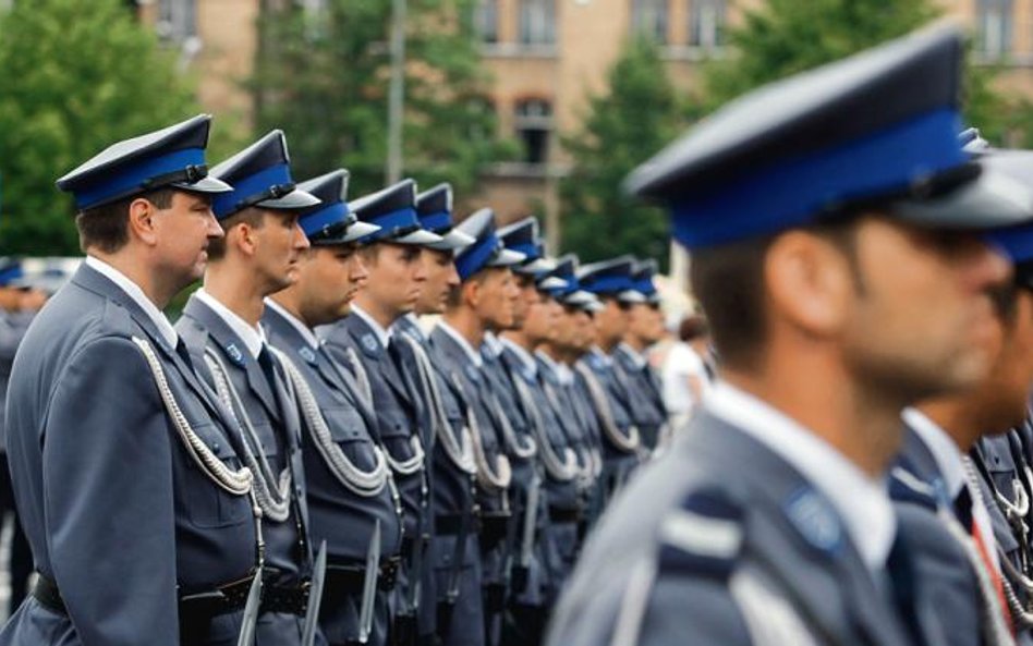 Policja, straż graniczna: wyższe dodatki za wysługę lat