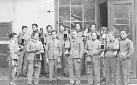 Grupa robotników pracujących w fabryce Lumi?re, 1895.