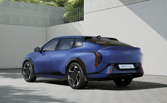Kia EV4 Fastback, czyli nadwozie z płynnie opadającą linią dachu
