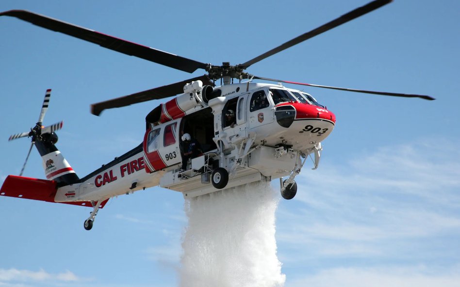 Jeden ze śmigłowców Lockheed Martin Sikorsky S-70i Firehawk wykorzystywanych przez kalifornijskich s