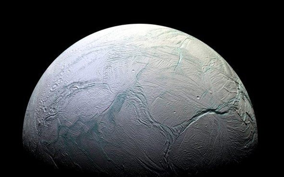 Enceladus to szósty co do wielkości księżyc Saturna