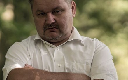 Ryszard Ćwirlej bawi się konwencją kryminału milicyjnego w kolejnych powieściach o poznańskiej MO.