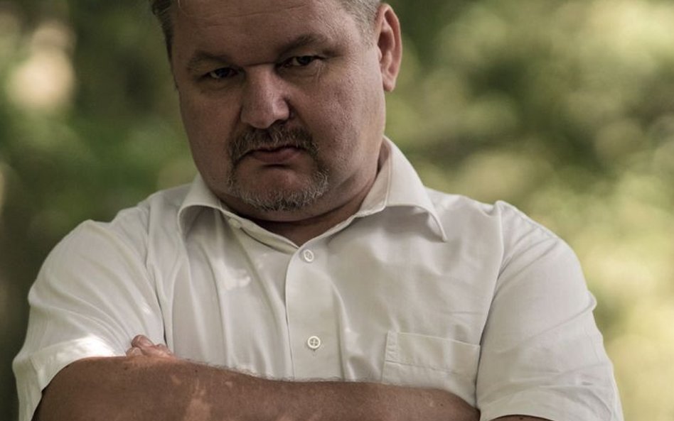 Ryszard Ćwirlej bawi się konwencją kryminału milicyjnego w kolejnych powieściach o poznańskiej MO.