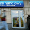 Handlowy liczy ubytek zysków po cięciu stóp