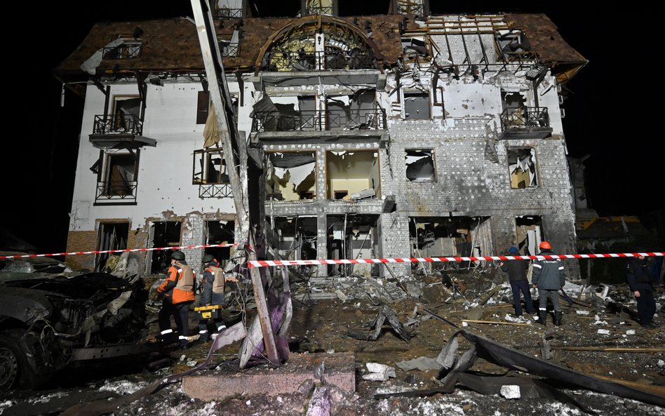 Ratownicy odgradzają teren otaczający zniszczony hotel po ataku rakietowym w Charkowie