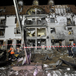 Ratownicy odgradzają teren otaczający zniszczony hotel po ataku rakietowym w Charkowie