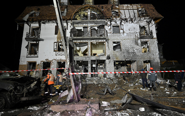 Ratownicy odgradzają teren otaczający zniszczony hotel po ataku rakietowym w Charkowie