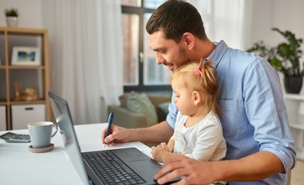 Co, jeśli dzieci przeszkadzają w pracy zdalnej? Prawnik radzi