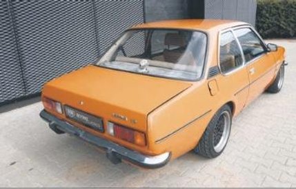 W tym zestawieniu kolorystycznym prezentuje się mimo wszystko świetnie.