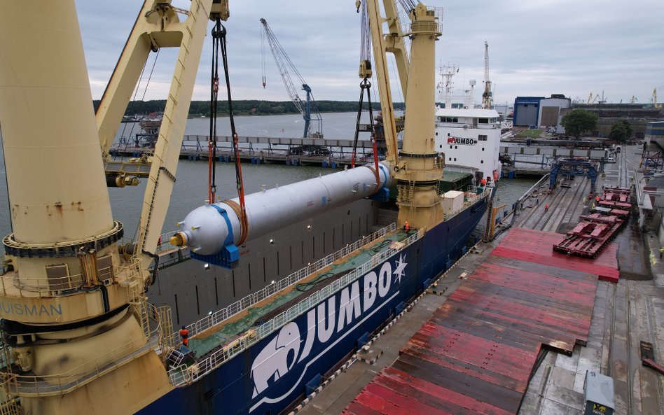 Transport reaktora, który stanowi serce powstającej w litewskich Możejkach instalacji hydrokrakingu.