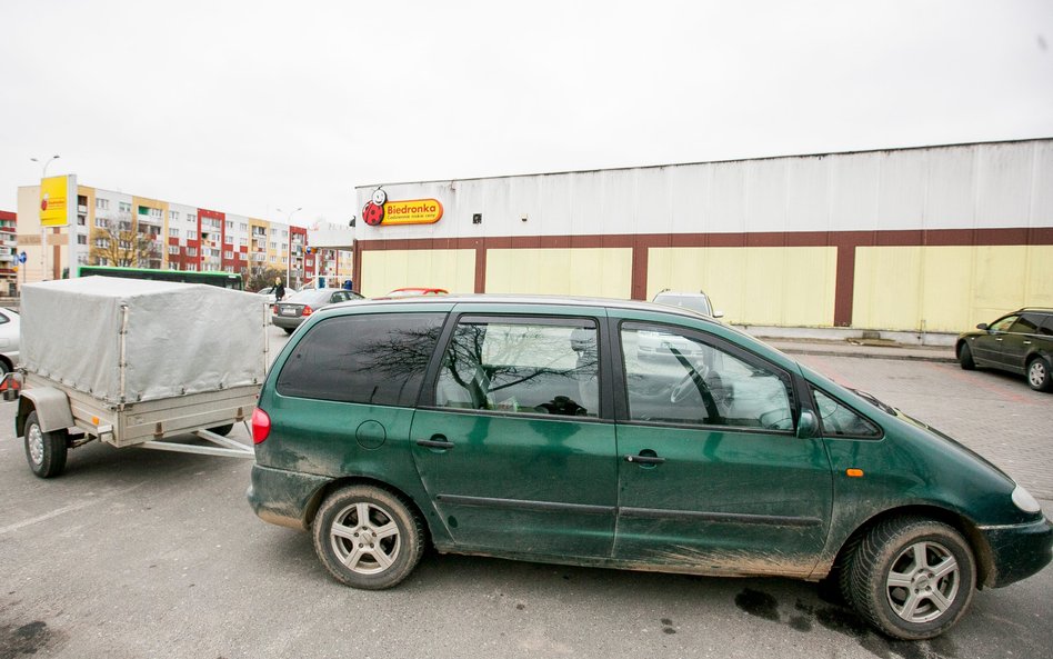 Na parkingach sklepów w Sejnach czy Suwałkach samochodów z Litwy jest już mniej niż kiedyś
