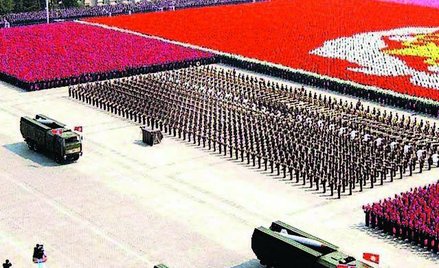 Demonstracja siły podczas defilady w Pjongjangu (2007)